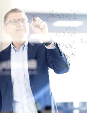 Dennis skriver på glas